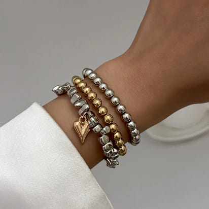 Colar retrô com pingente em formato de coração.