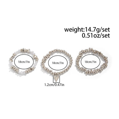 Colar retrô com pingente em formato de coração.