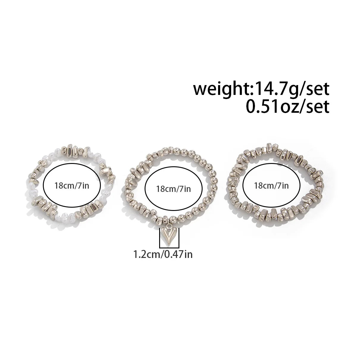 Colar retrô com pingente em formato de coração.