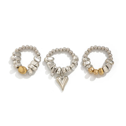 Colar retrô com pingente em formato de coração.