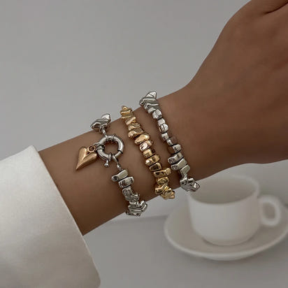 Colar retrô com pingente em formato de coração.