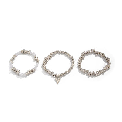 Colar retrô com pingente em formato de coração.