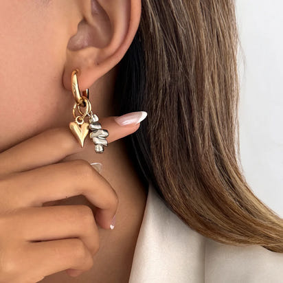 Colar retrô com pingente em formato de coração.