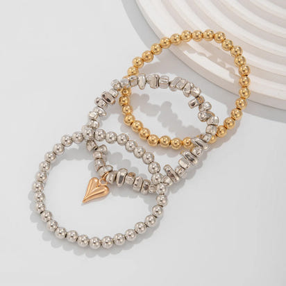 Colar retrô com pingente em formato de coração.