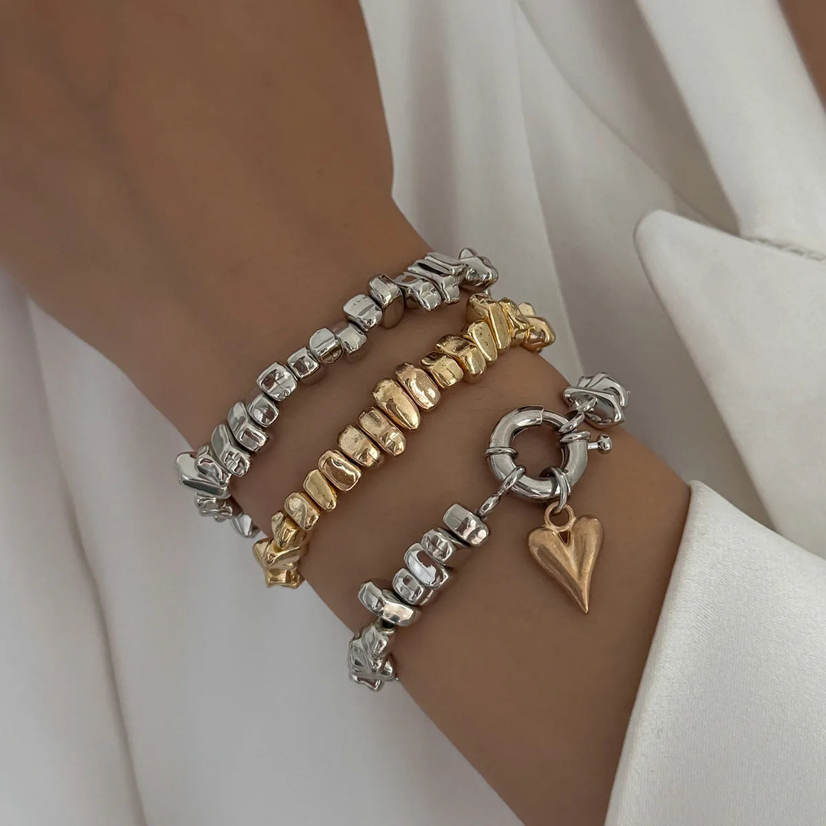 Colar retrô com pingente em formato de coração.