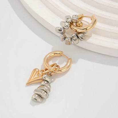 Colar retrô com pingente em formato de coração.