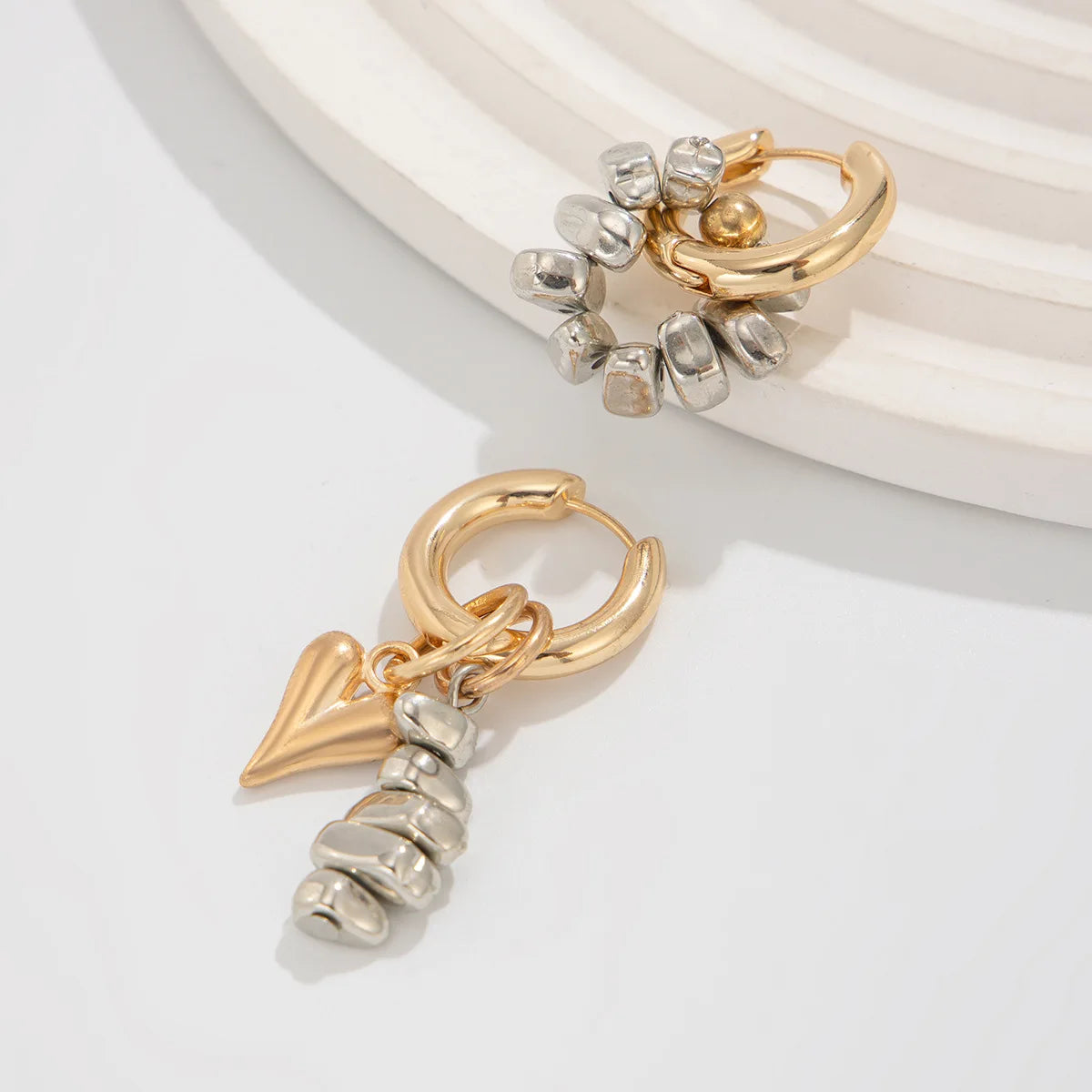 Colar retrô com pingente em formato de coração.