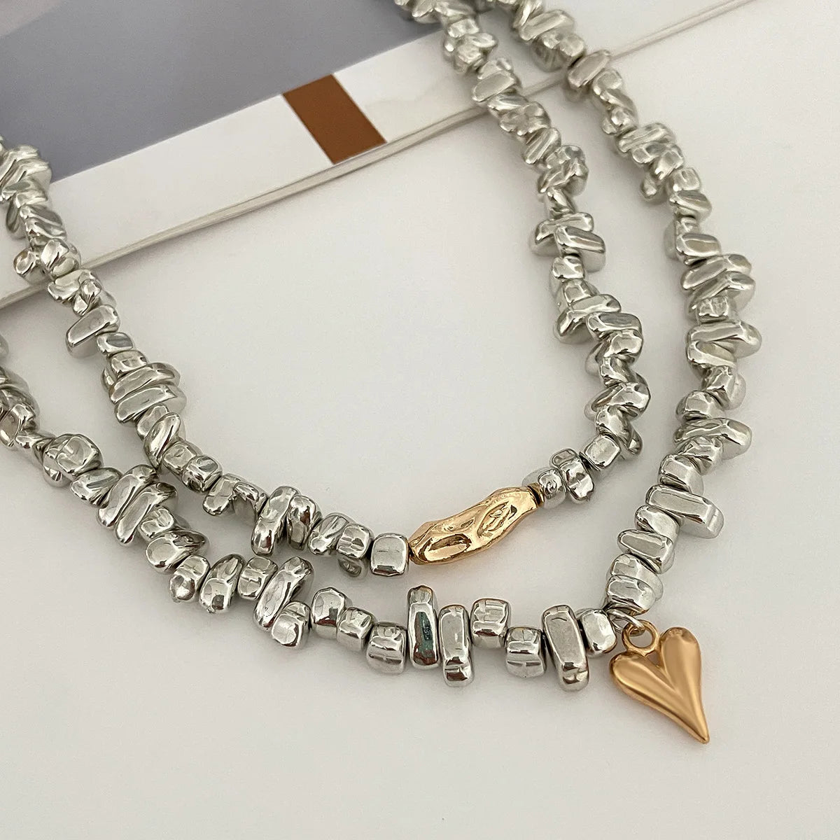 Colar retrô com pingente em formato de coração.