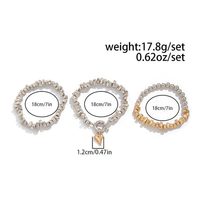 Colar retrô com pingente em formato de coração.