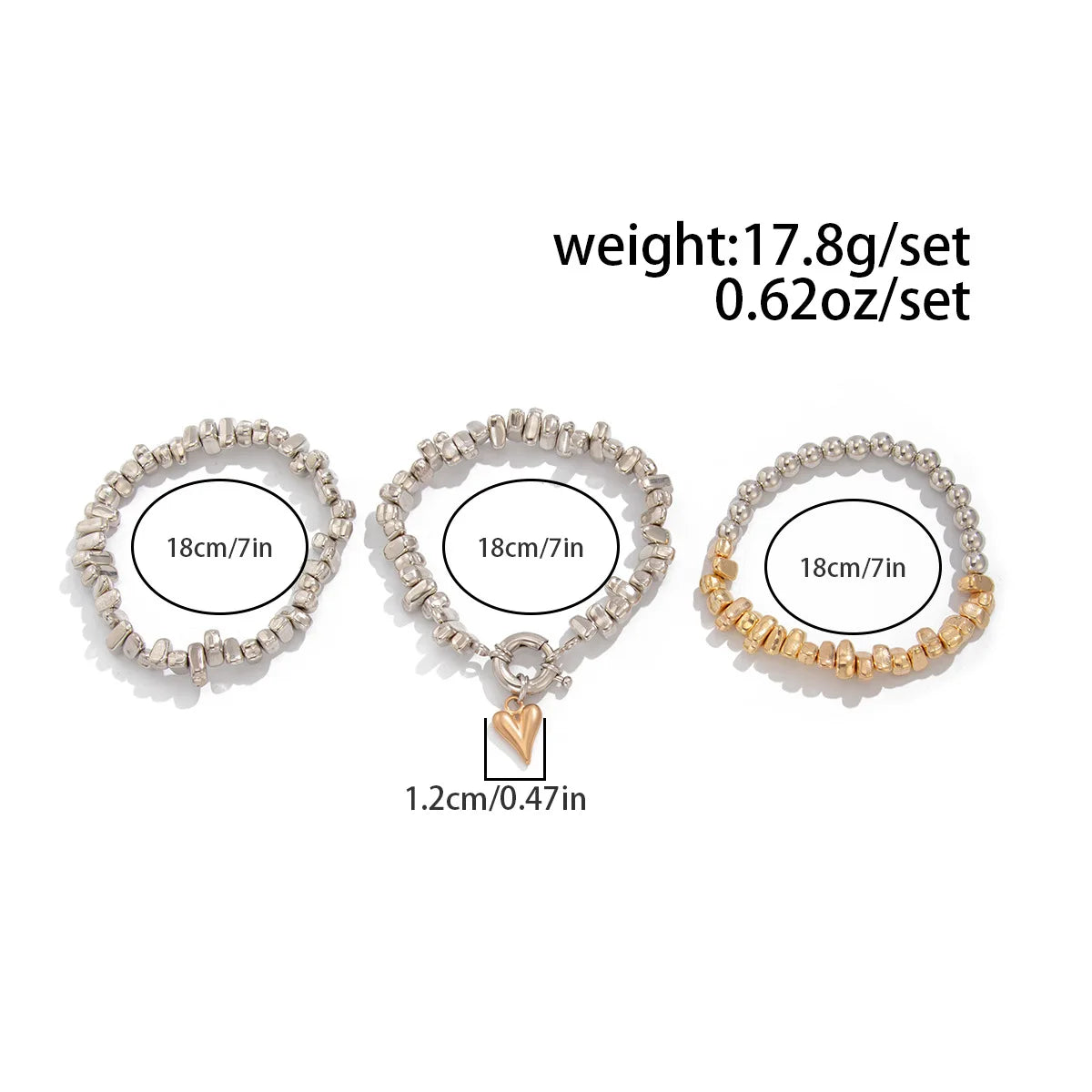 Colar retrô com pingente em formato de coração.