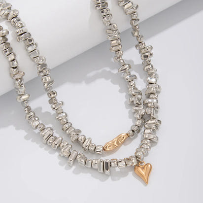 Colar retrô com pingente em formato de coração.