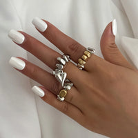 Colar retrô com pingente em formato de coração.