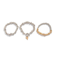 Colar retrô com pingente em formato de coração.