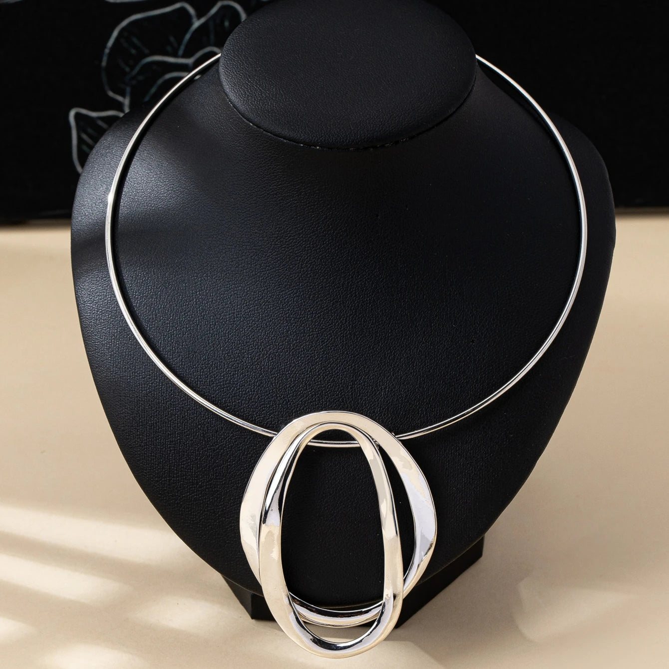 A Punk Elegant Women's Collar, Wrought Iron Geometric Collar, a Must-Have Necklace for Banquet Parties, Festivals and Daily Trend