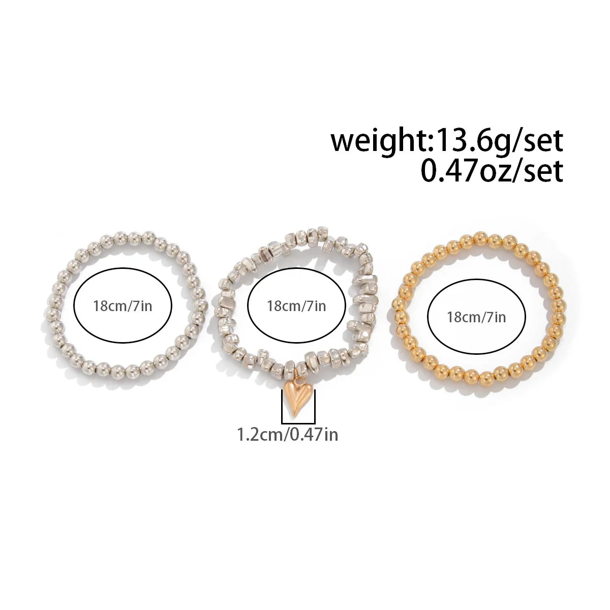 Colar retrô com pingente em formato de coração.