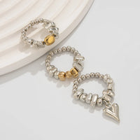 Colar retrô com pingente em formato de coração.