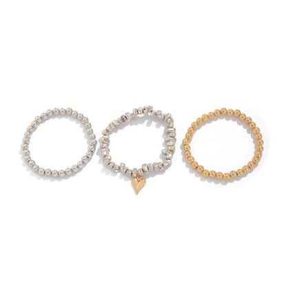 Colar retrô com pingente em formato de coração.