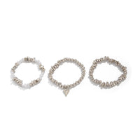 Colar retrô com pingente em formato de coração.