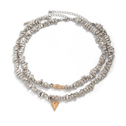 Colar retrô com pingente em formato de coração.