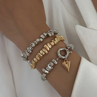 Colar retrô com pingente em formato de coração.