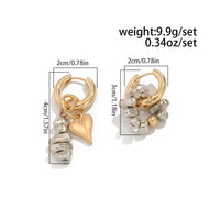 Colar retrô com pingente em formato de coração.