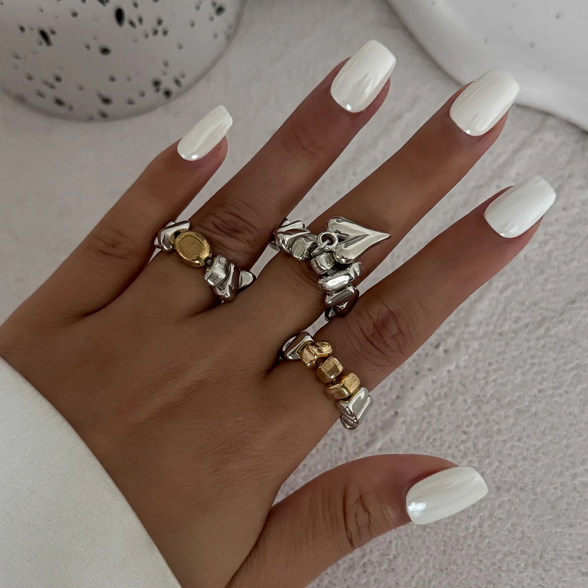 Colar retrô com pingente em formato de coração.