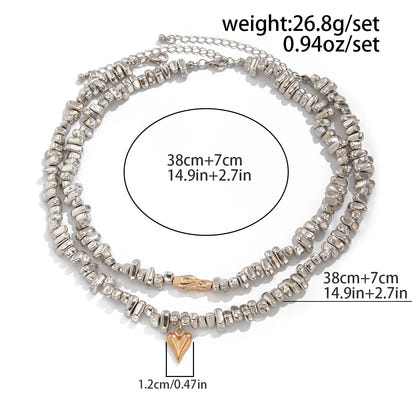 Colar retrô com pingente em formato de coração.