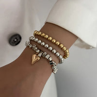 Colar retrô com pingente em formato de coração.