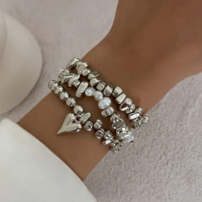 Colar retrô com pingente em formato de coração.