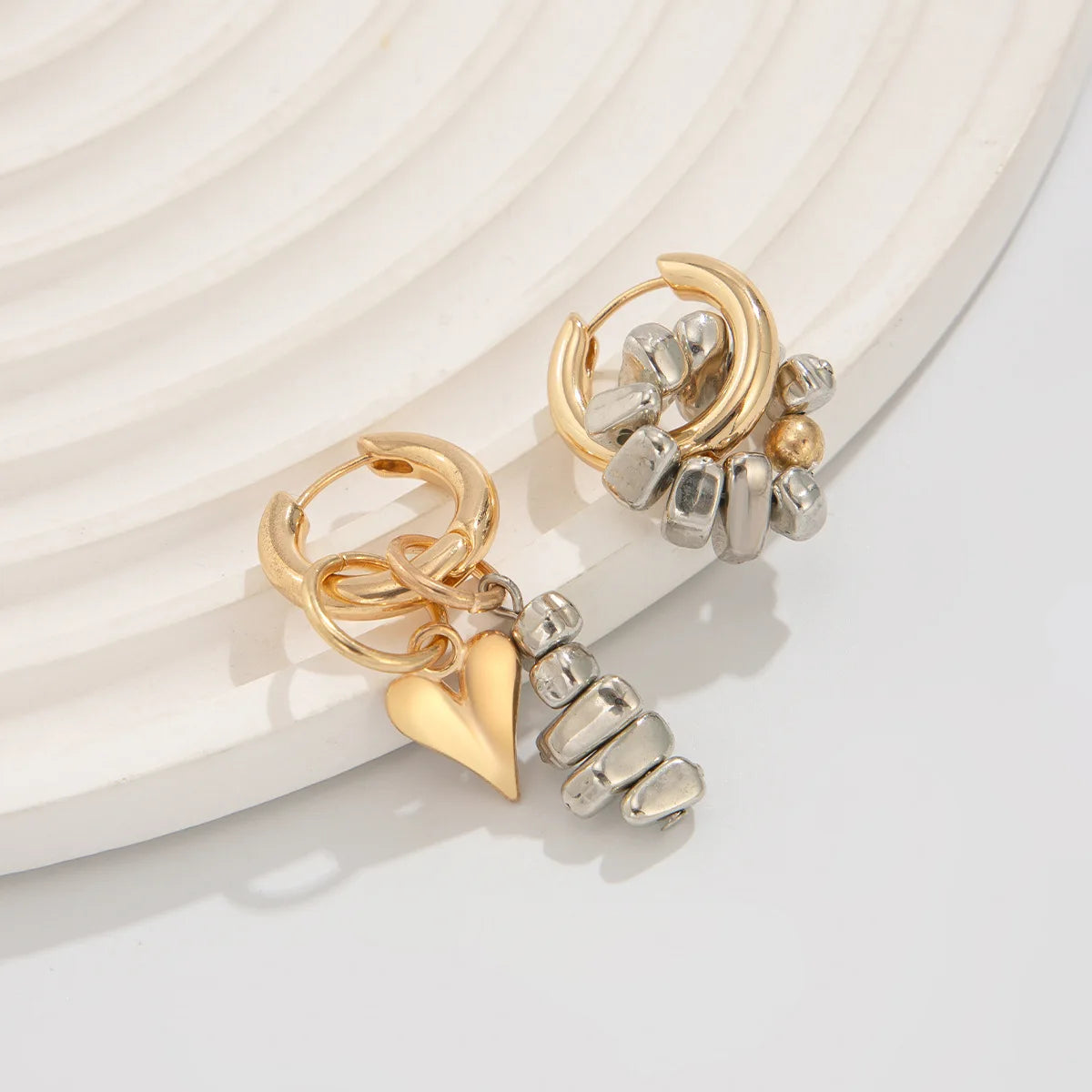 Colar retrô com pingente em formato de coração.