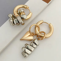 Colar retrô com pingente em formato de coração.