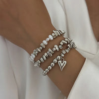 Colar retrô com pingente em formato de coração.