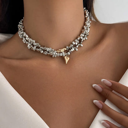 Colar retrô com pingente em formato de coração.