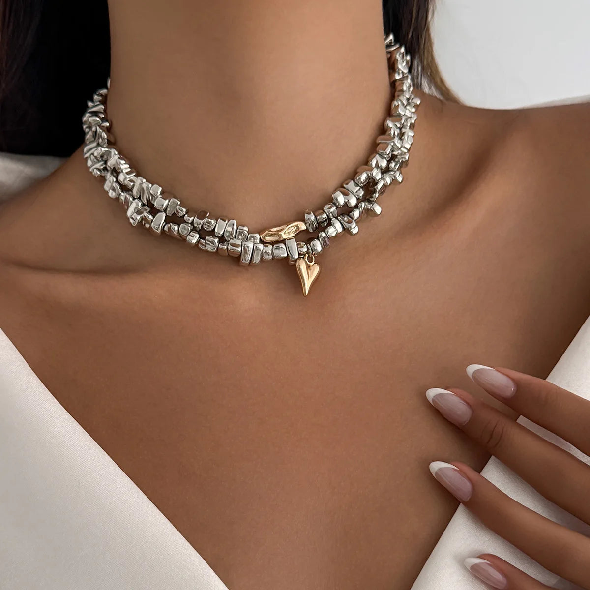 Colar retrô com pingente em formato de coração.